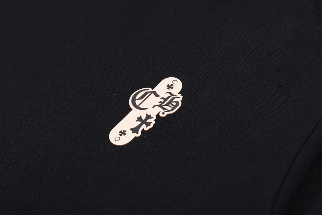 P200 CHROME HEARTS LoGo is fashionable and elegant, with a dropped shoulder style. The fabric is made of 26s double-yarn combed cotton compact spinning yarn with a weight of 280. It is matched with 1*1 Salona rib. The fabric is fermented and has a loose fit. Color: Black Size: S～XXL